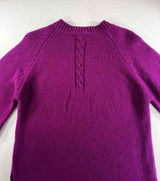 Pull raglan à col round avec torsades – magenta - Fisherman Out of Ireland - detail dos