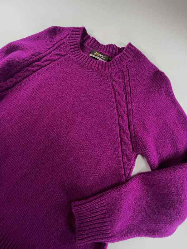 Pull raglan à col round avec torsades – magenta - Fisherman Out of Ireland  détail