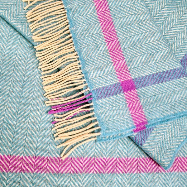 Couverture en laine mérinos et cachemire – aqua, blanc cassé et violet à chevrons - John Hanly - détail