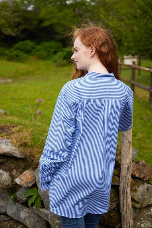 Chemise Femme Grand-père Vintage en coton - Rayures Bleues - Lee Valley - sur modèle - dos